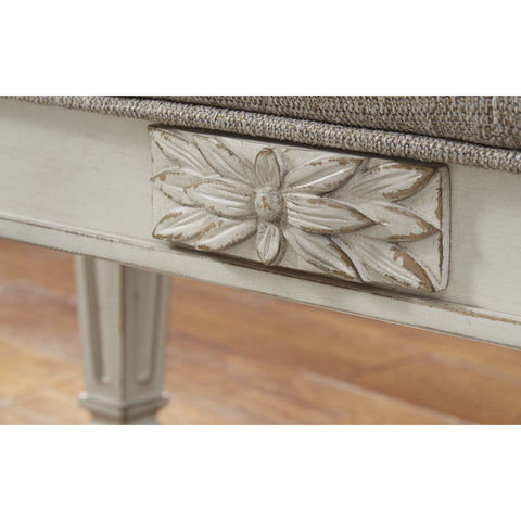 Realyn Antique White Accent Bench - bellafurnituretv